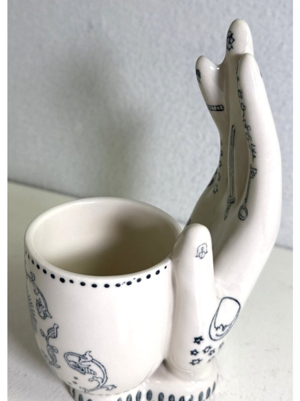 Anthropologie Lavinia Blue Ivory Ceramic Hand Pencil Cup 7" SOLD OUT - Picture 8 of 13